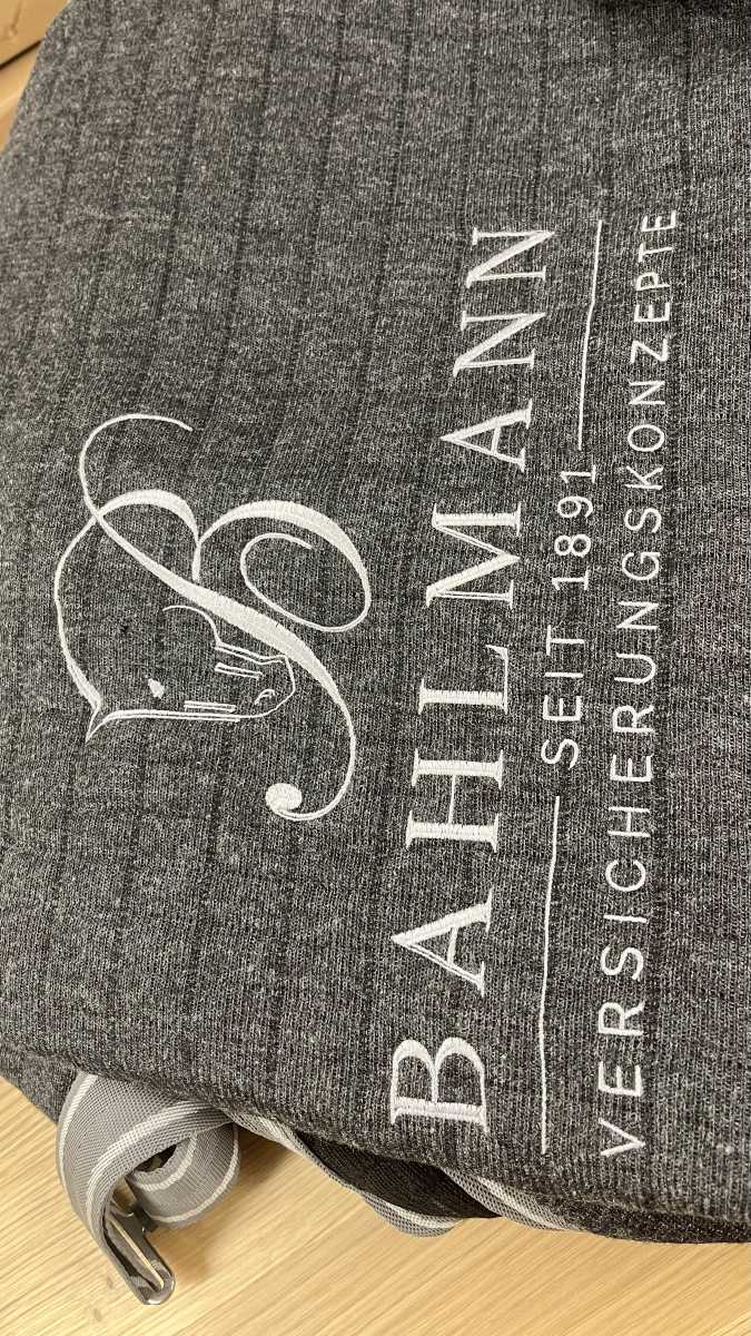 Bahlmann Versicherungskonzepte – Schriftstickerei auf grauem Fleece