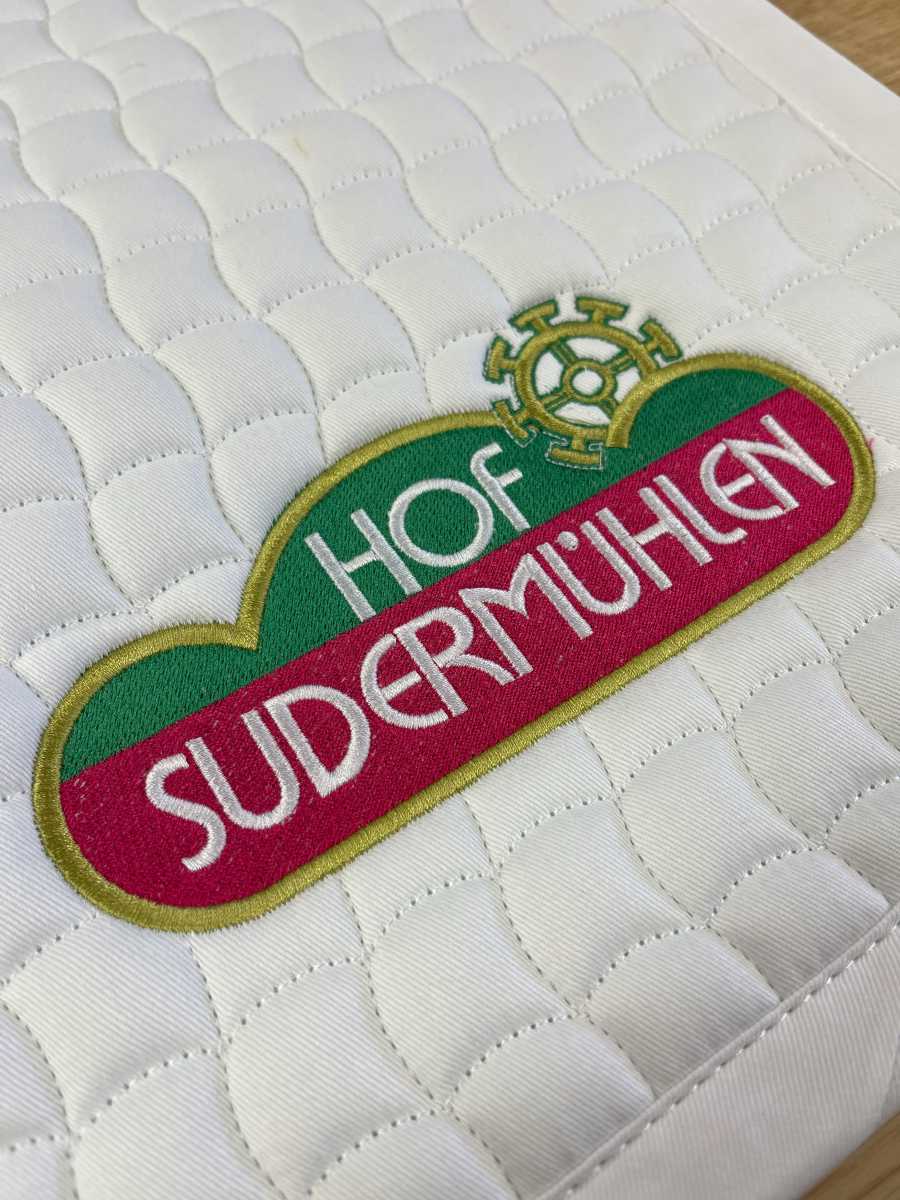 Hof Sudermühlen – fertiges Logo auf weißer Schabracke (Nahaufnahme)